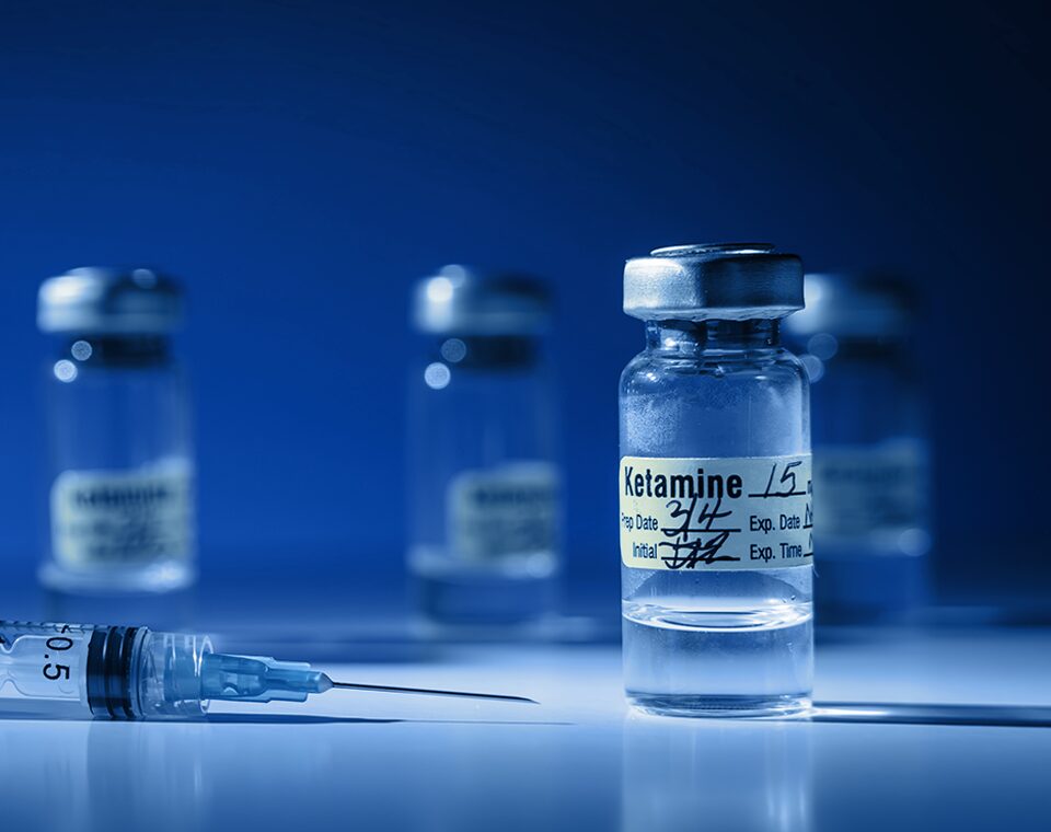 با توجه به پایبندی درمانی بالا و تداوم کاهش علائم، کتامین ممکن است گزینه‌ای غیر اوپیوئیدی مناسب برای بیمارانی باشد که درمان‌های معمول را تمام کرده یا به آن‌ها پاسخ نداده‌اند. برای تعیین دقیق‌تر پروتکل‌ها و شناسایی کاندیداهای بهینه، به مطالعات آینده‌نگر بیشتر نیاز است.